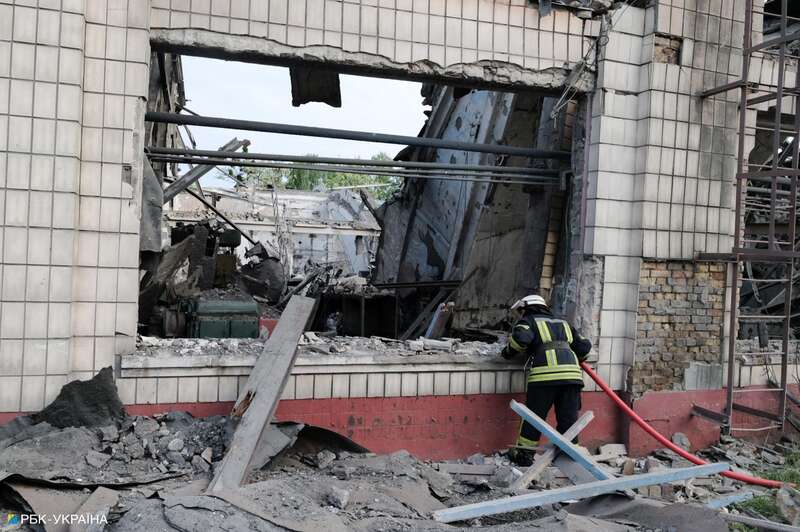 Утренний удар по Киеву. Фоторепортаж с обстрелянного ДВРЗ