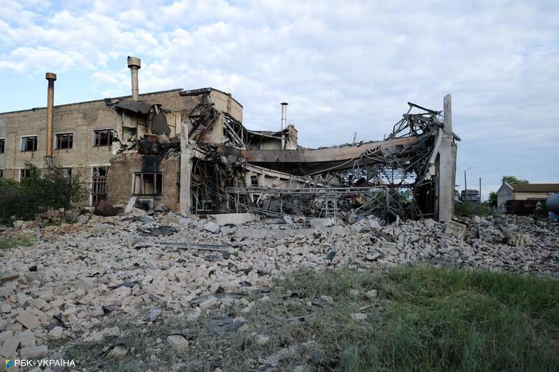 Утренний удар по Киеву. Фоторепортаж с обстрелянного ДВРЗ