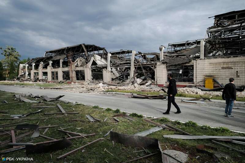 Утренний удар по Киеву. Фоторепортаж с обстрелянного ДВРЗ