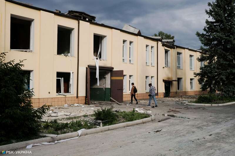 Утренний удар по Киеву. Фоторепортаж с обстрелянного ДВРЗ