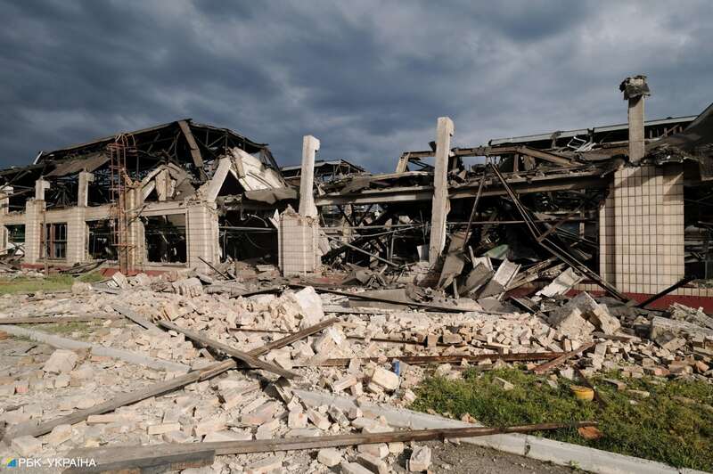 Утренний удар по Киеву. Фоторепортаж с обстрелянного ДВРЗ