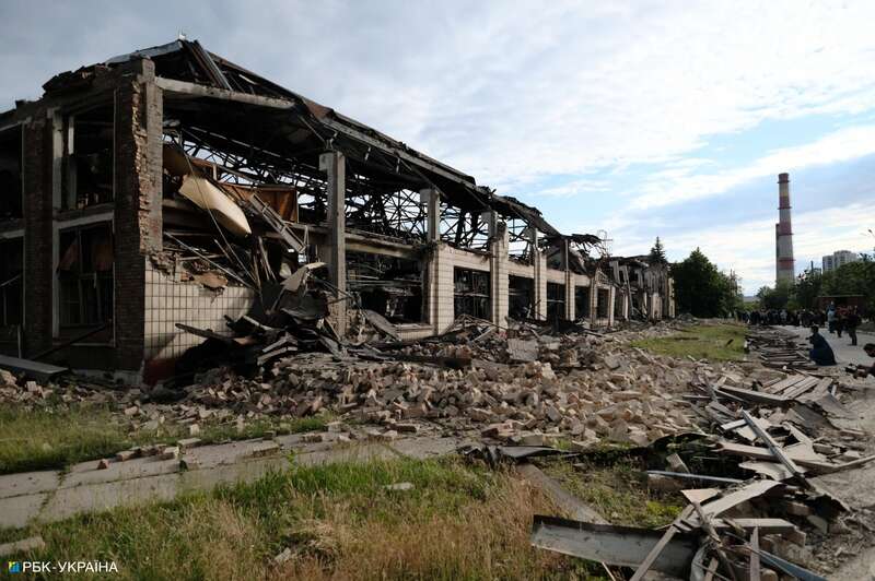 Утренний удар по Киеву. Фоторепортаж с обстрелянного ДВРЗ