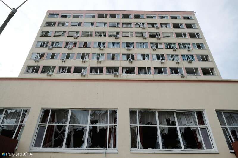 Утренний удар по Киеву. Фоторепортаж с обстрелянного ДВРЗ