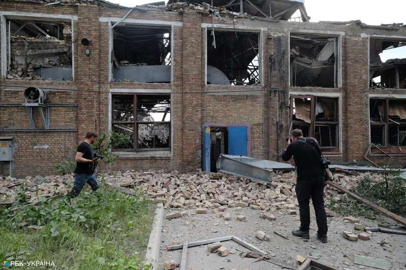 Утренний удар по Киеву. Фоторепортаж с обстрелянного ДВРЗ