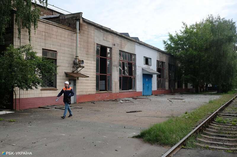 Утренний удар по Киеву. Фоторепортаж с обстрелянного ДВРЗ