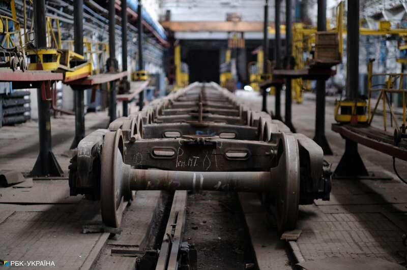 Утренний удар по Киеву. Фоторепортаж с обстрелянного ДВРЗ