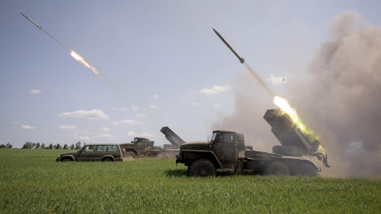 ВСУ "лупят" по российским фашистам трофейными Градами dqxikeidqxidqrant