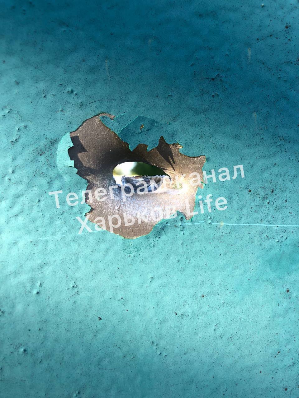 Дыра после попадания осколка