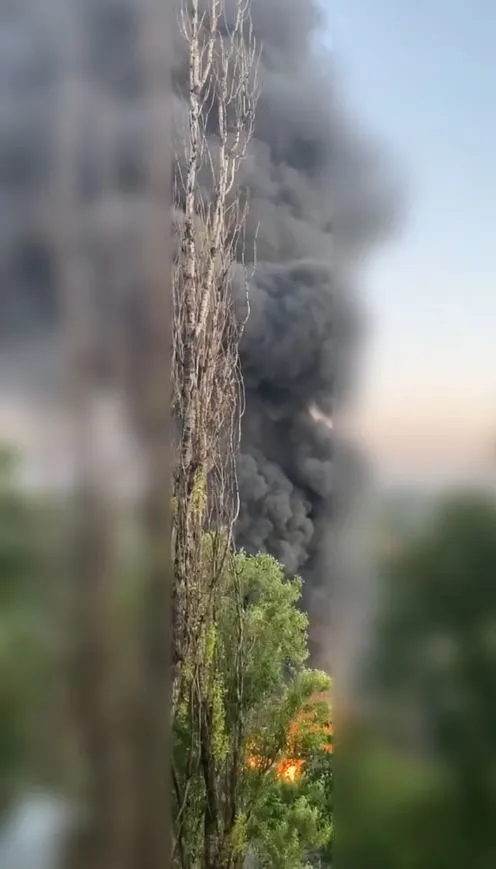 Дым после ночного взрыва в Днепре dqxikeidqxidqrant