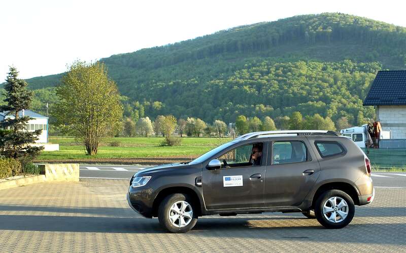 Украина получила от ЕС партию пикапов и внедорожников