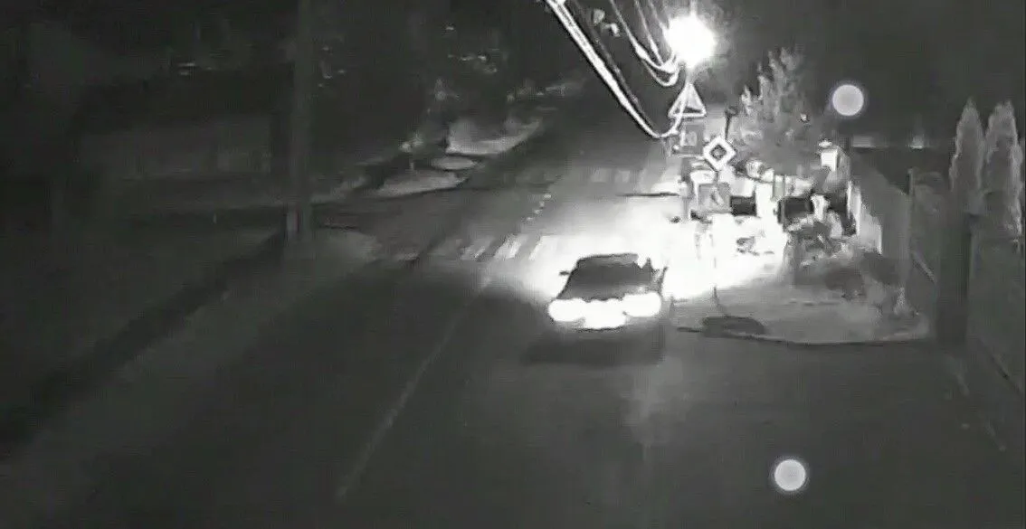 Легковушка на скорости протаранила столб. dqxikeidqxidqrant