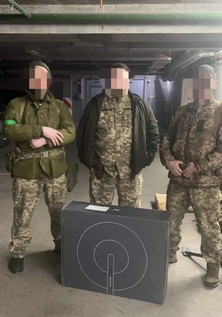 Украинские разведчики получили комплексы спутниковой связи Starlink от Маска. Фото dqxikeidqxidqeant