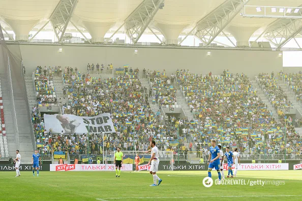 Плакат про Путина на матче Украина - Армения dqxikeidqxidqrant