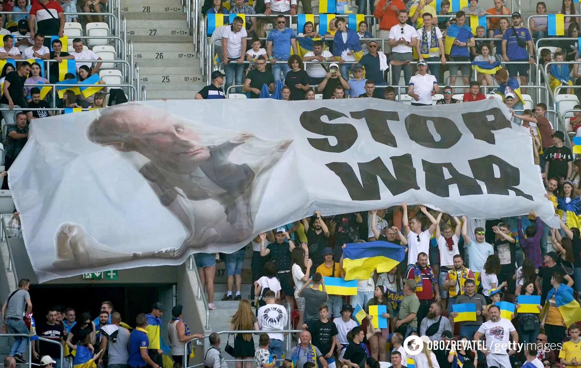 Плакат про Путина на матче Украина - Армения