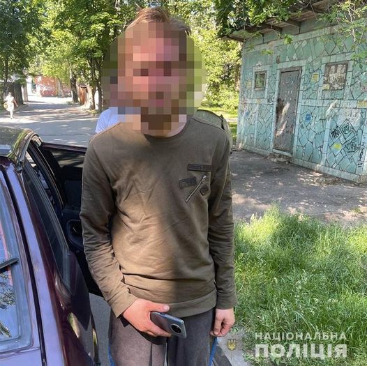 Возможно, это изображение 2 человека, люди стоят и на открытом воздухе dqxikeidqxidqrant