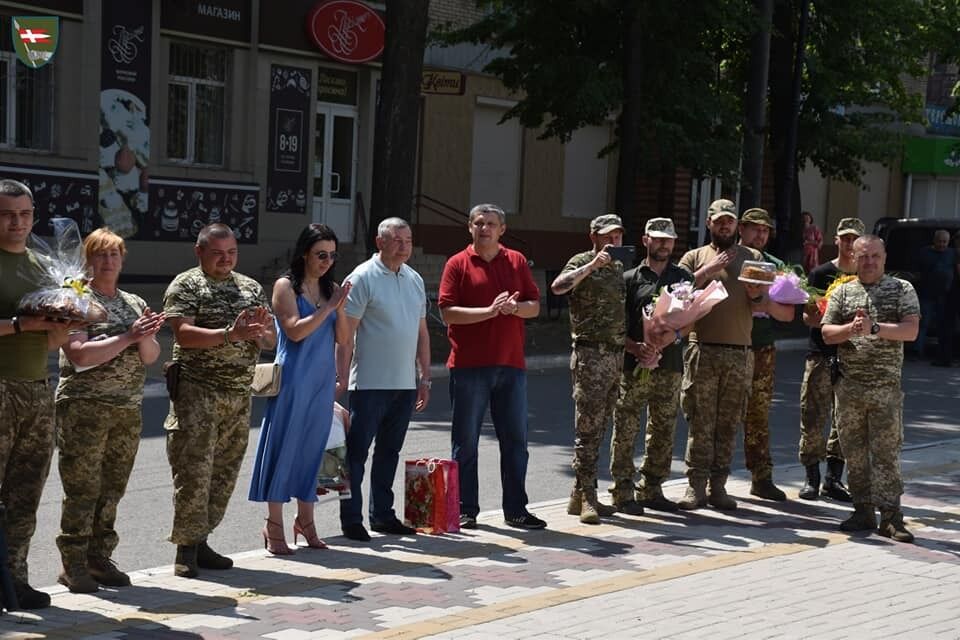 Две пары сыграли свадьбу на фронте