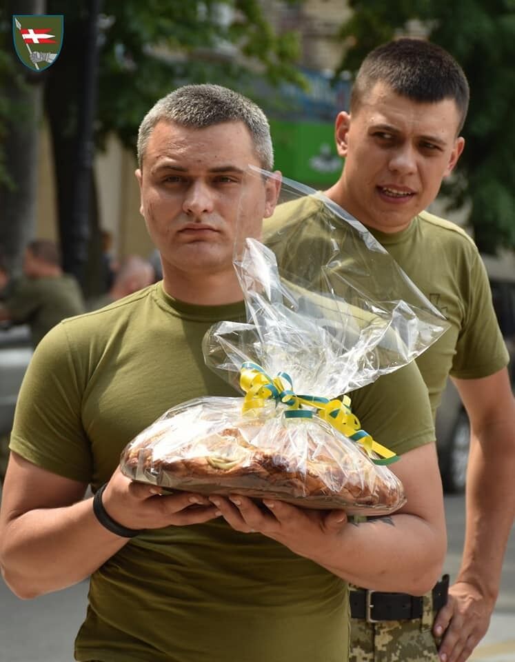 На свадьбе по традиции был даже каравай