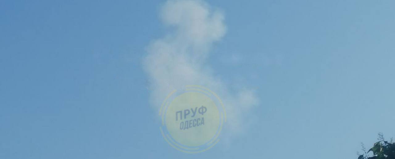 Дым после взрыва в Одессе dqxikeidqxidqrant