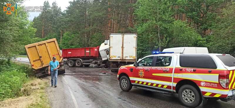 Под Киевом столкнулись три грузовика. dqxikeidqxidqeant