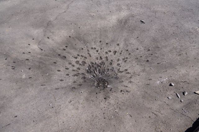 Ударная воронка, образовавшаяся при попадании кассетной бомбы, в жилом районе Харькова dqxikeidqxidqrant