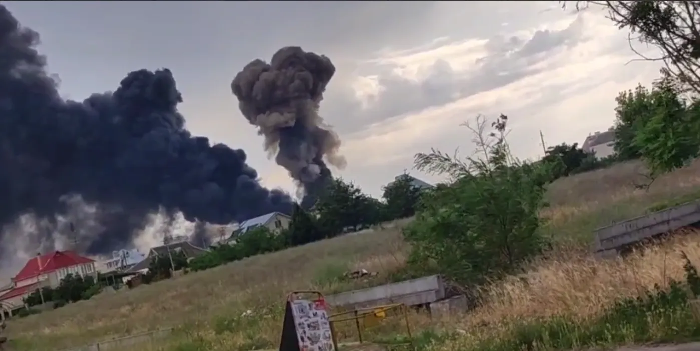 На складе детонируют боеприпасы