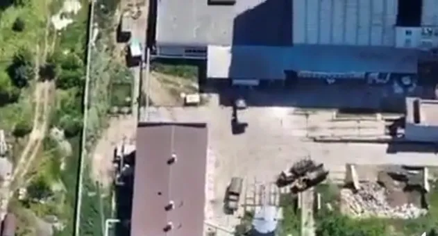 На территории захваченного россиянами предприятия – немало военной техники РФ dqxikeidqxidqeant