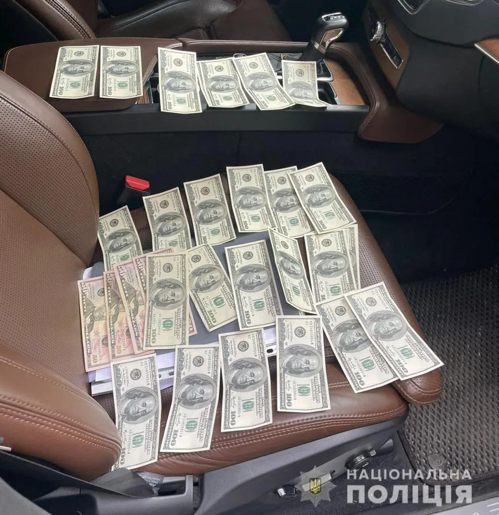 За "услуги" брали более 4 тысяч долларов.