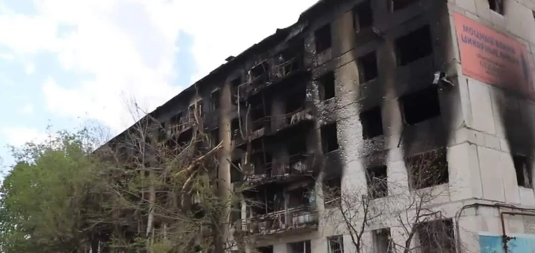 Черные следы от дыма на фасаде