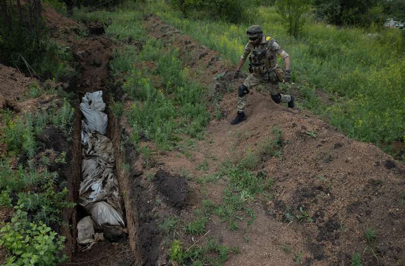 СМИ показали массовое захоронение мирных жителей в Лисичанске dqxikeidqxidqrant