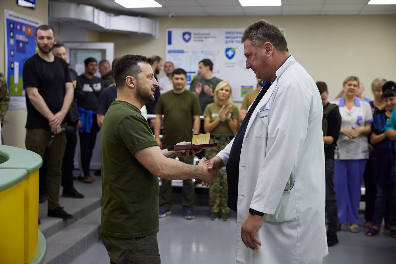 Зеленський в Миколаєві нагородив Кіма та побачив зруйновну ОВА - фото 1 dqxikeidqxidqrant