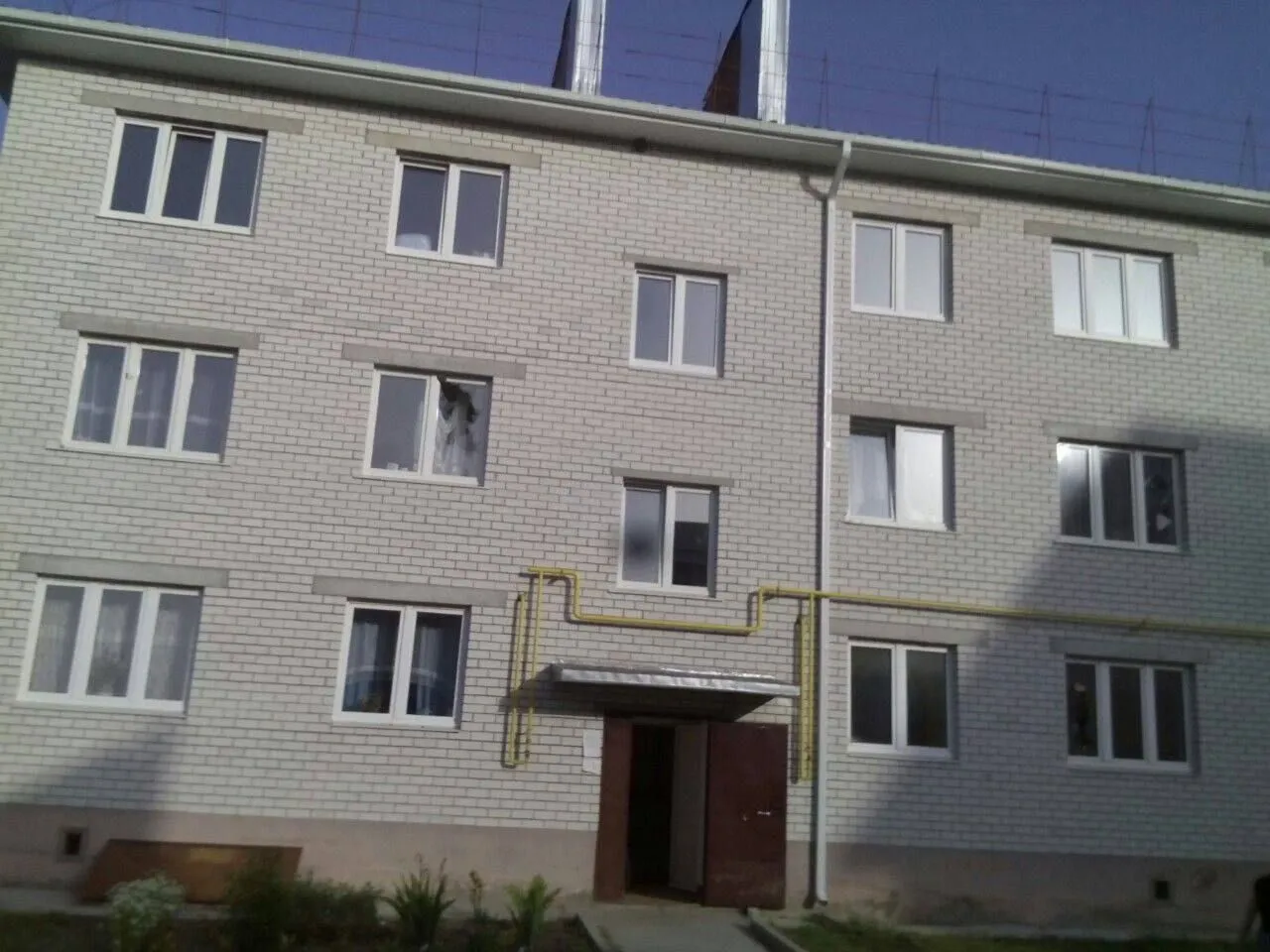 В РФ разбитое стекло попытались выдать за последствия обстрелов