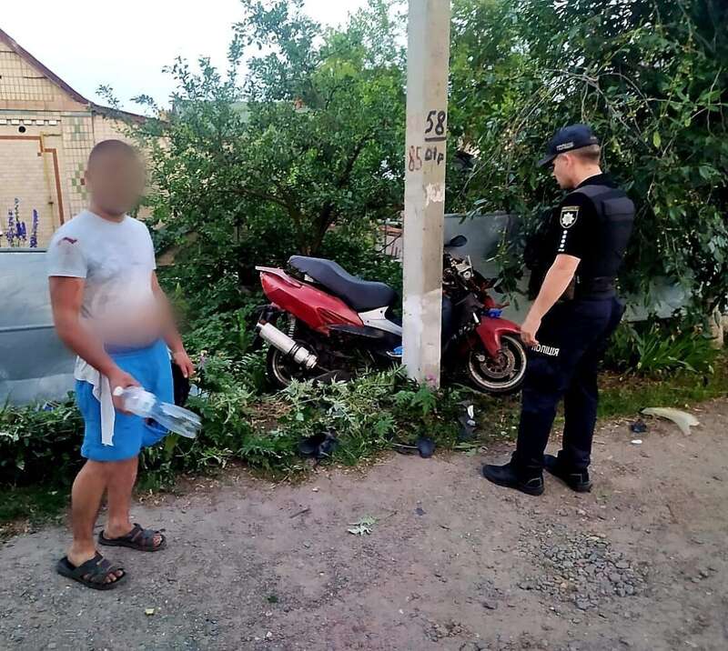 Мотоциклист на скорости протаранил столб и забор. dqxikeidqxidqrant