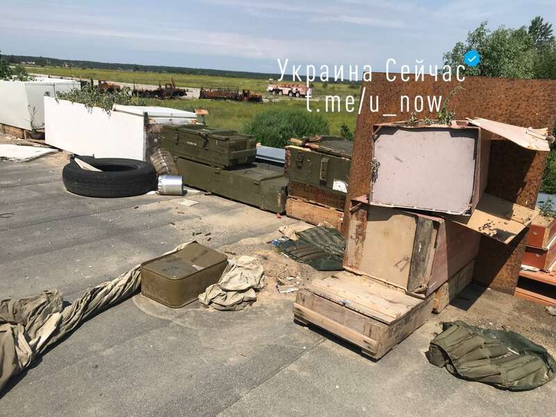 Здесь до сих пор разбросаны части амуниции россгвардии.