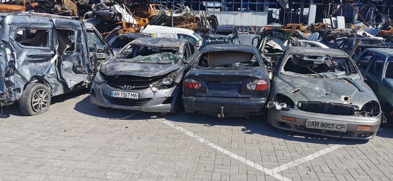 Рынок Азовский в Мариуполе превратился в автокладбище 01 dqxikeidqxidqeant