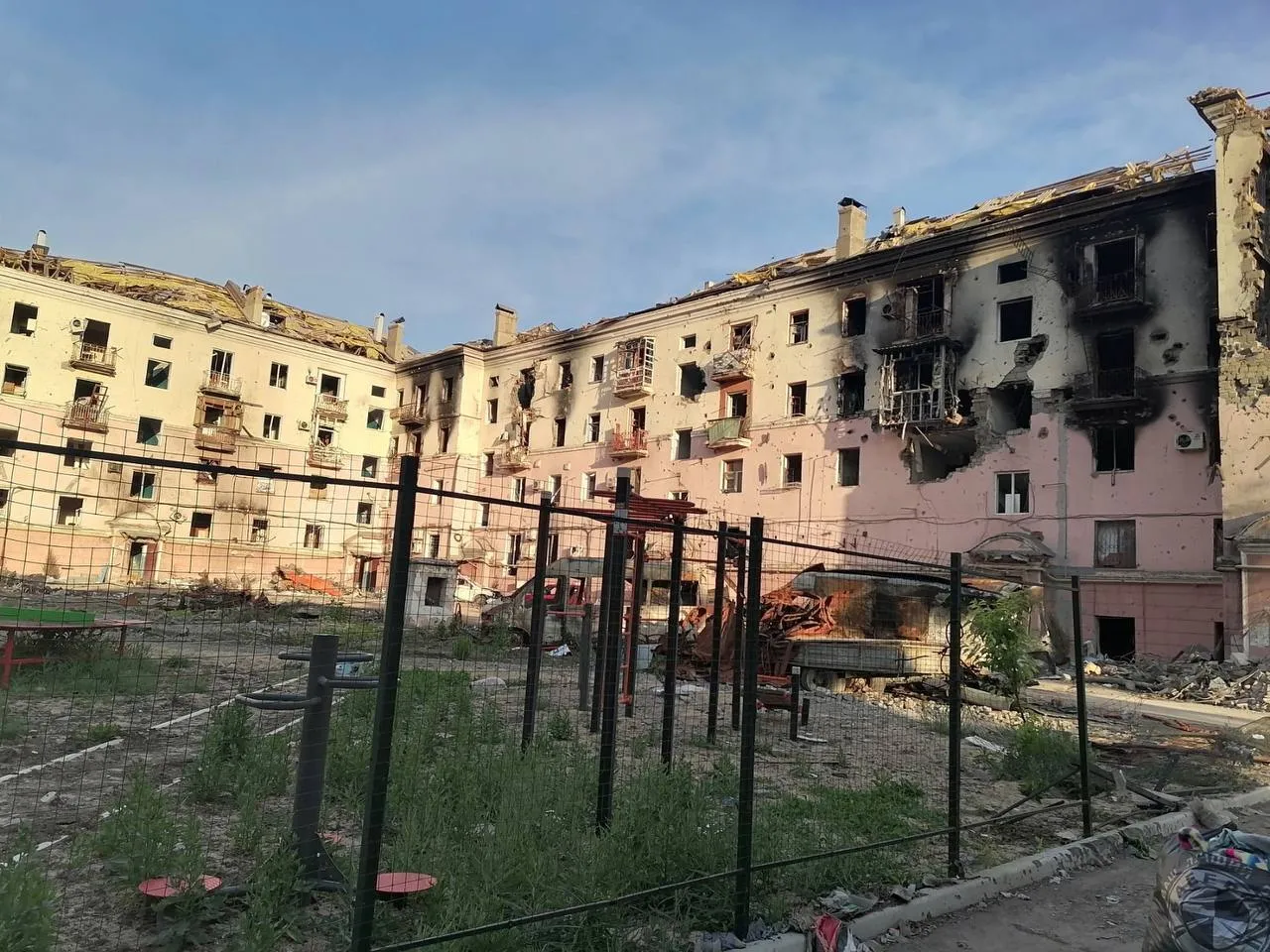 В Мариуполе под завалами дома находятся тела около 100 мирных жителей. dqxikeidqxidqrant