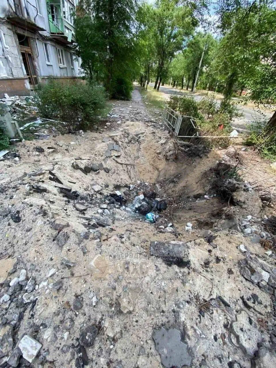 Воронка от снаряда войск РФ.