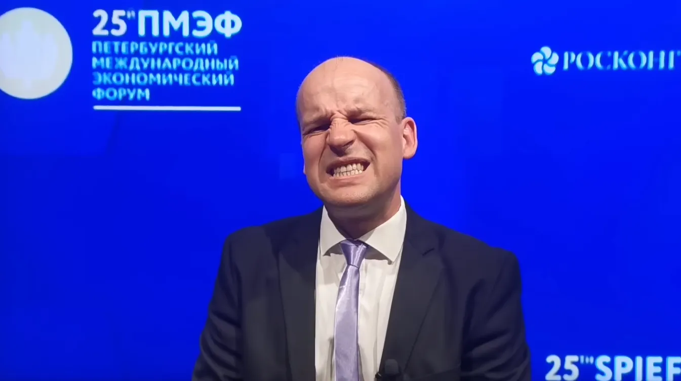 Комик корчил забавные рожи