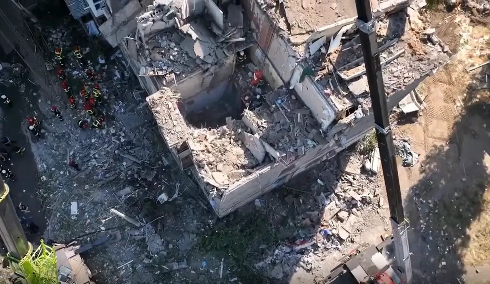 На месте работают спсаатели. dqxikeidqxidqrant