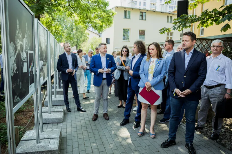 На церемонии открытия собралось много гостей dqxikeidqxidqeant