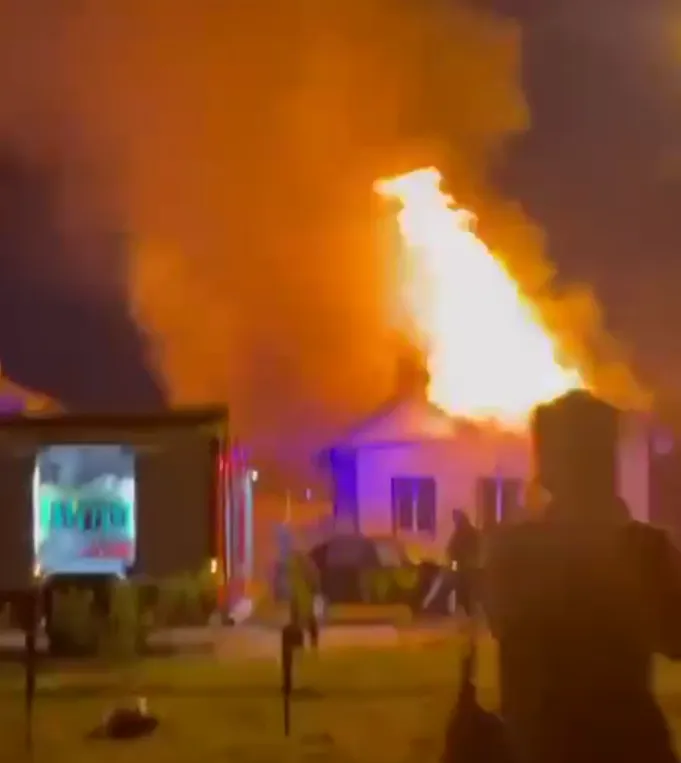 В Белгороде загорелся частный дом после серии взрывов.