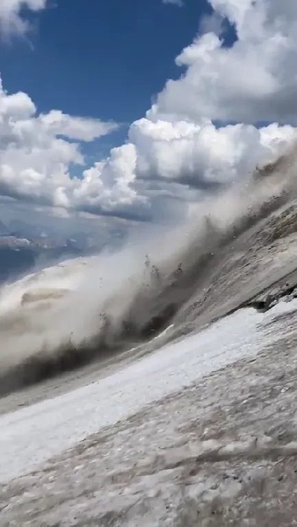 На севере Италии сошла лавина dqxikeidqxidqrant