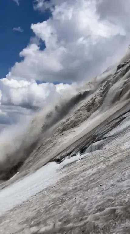 На севере Италии сошла лавина