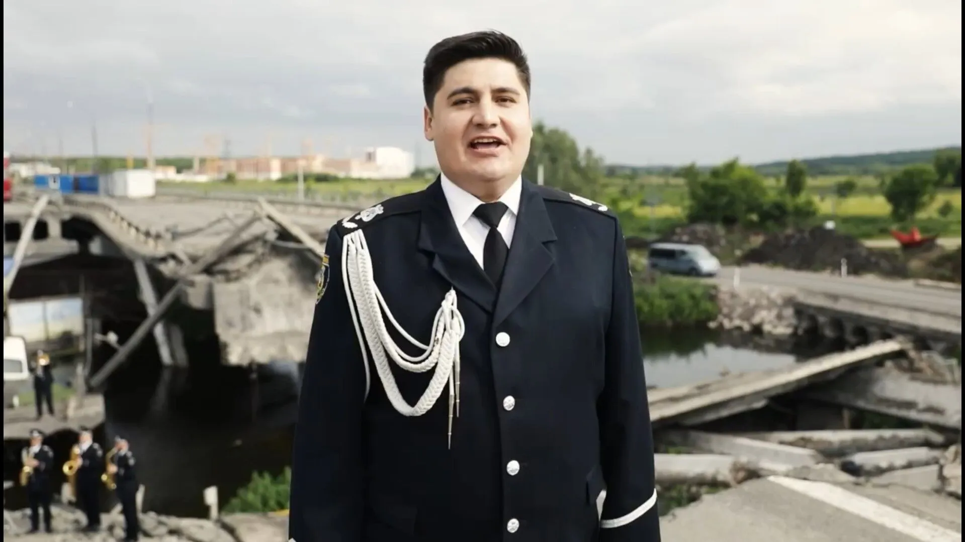 Правоохранители исполнили гимн на разрушенном мосту. dqxikeidqxidqrant