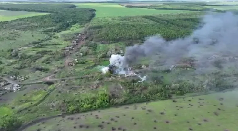 Украинские военные обнаружили и уничтожили российские склады с боекомплектами к артиллерийским установкам РФ dqxikeidqxidqeant