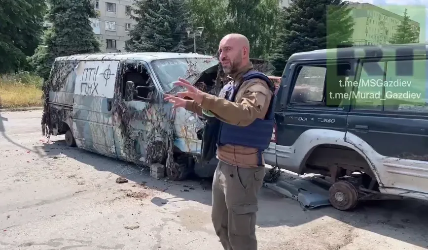 Тот, кто снимал видео, не обратил внимание на надпись.