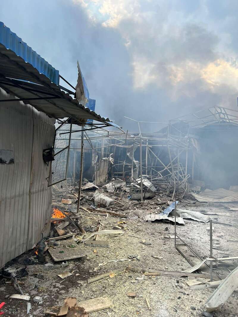 В результате обстрела РФ в Славянске загорелся Центральный рынок