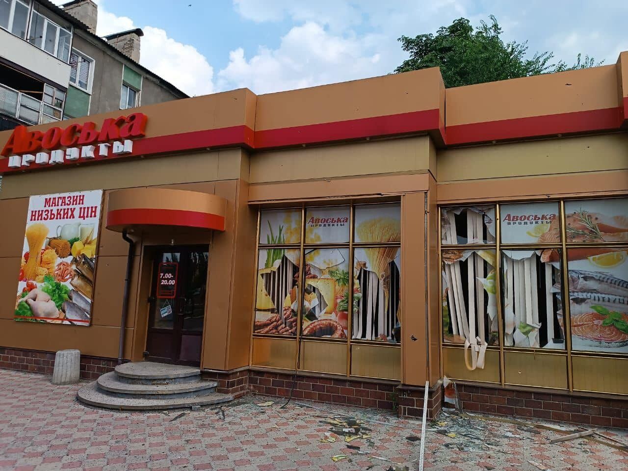 В заведениях выбило окна