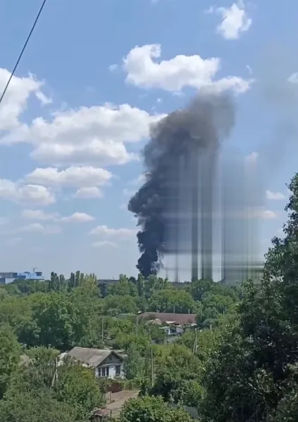 Над городом поднялся дым.