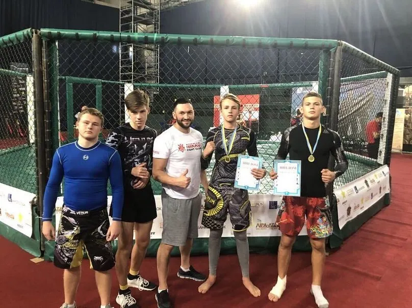 Евгений Слюсаренко (крайний справа) dqxikeidqxidqrant