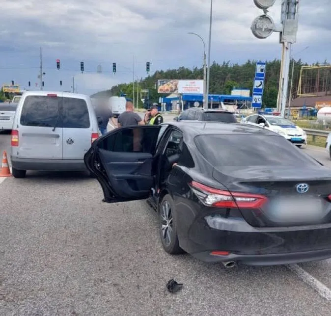 Водитель ударил оппонента, а тот в ответ достал топор.